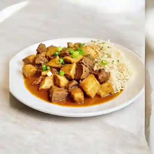 Colacion Pollo Y Carne Mixto Con Arroz Chaufan+5 Unidades De Wantan Fritos + Bebida 350mi, Sabor Coca Cola O Fanta.