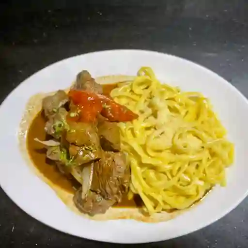 Tallarines en salsa a lo alfredo