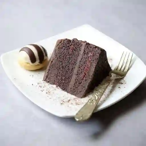 Porción torta chocolate frambuesa