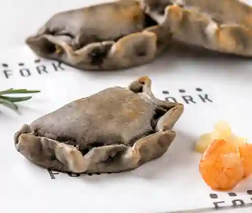 Empanada Mediana Chupe De Camarón Con Masa Tinta De Calamar, 50 G