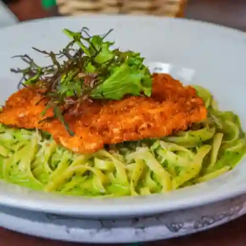 Fetuccini Al Pesto con Milanesa de Pollo