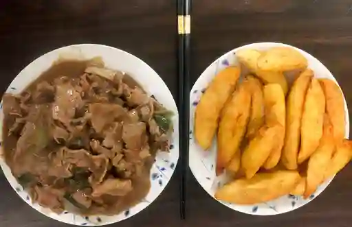 Carne mongoliana con papas fritas