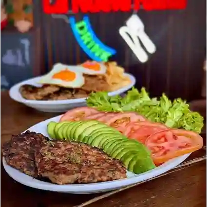 Fricandela Casera con Ensalada Al Plato