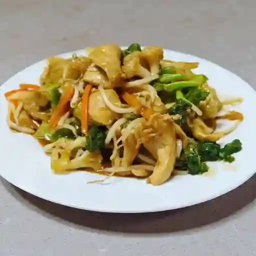 Chapsui de pollo con papa frita