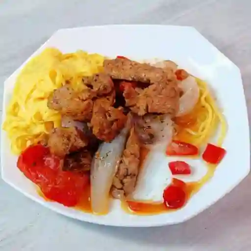 Pollo saltado con spaghetti huancaína