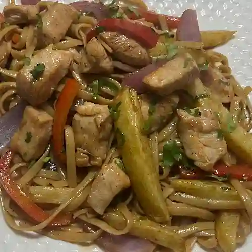 Tallarín salteado de pollo