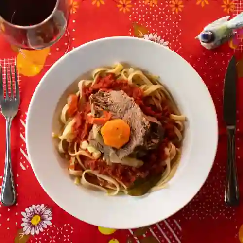 Fideos con Mechada y Salsa de Tomate