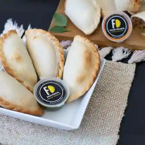 Combo 8 Empanadas y 2 Latas