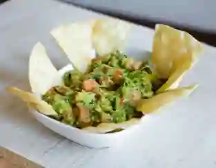 Totopos con Guacamole