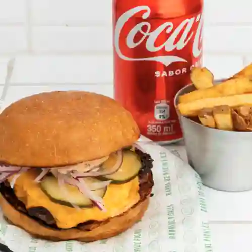 Cheeseburguer con Papas Fritas y Bebida