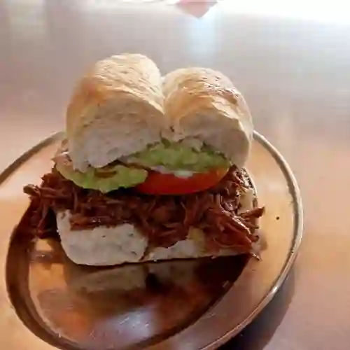 Sándwich Mechada en Marraqueta