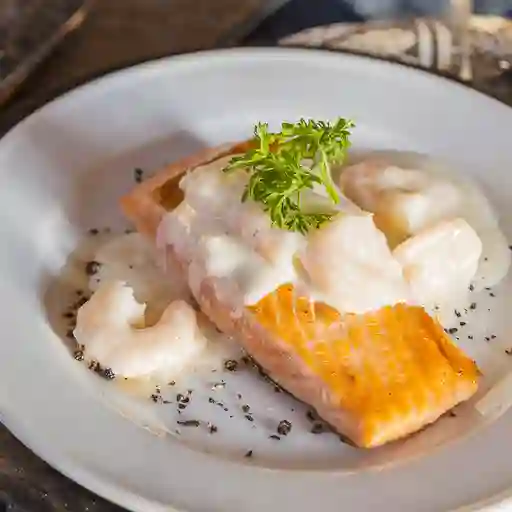 Salmón con salsa de camarones