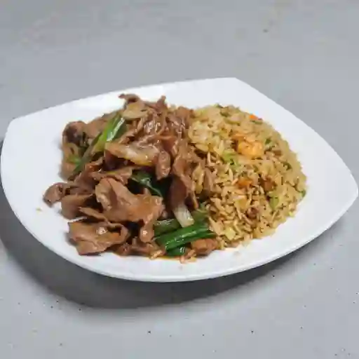 Combo carne mongoliana con arroz.