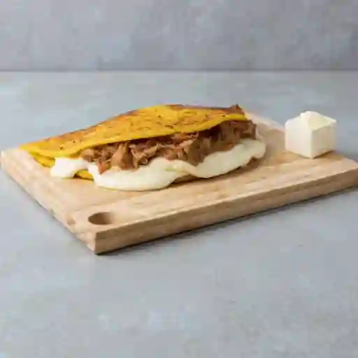 Cachapa con Carne Mechada y Queso de Mano