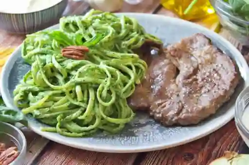 Tallarines al pesto con filete