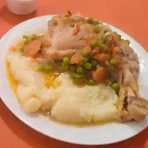 Pollo Arvejado y Arroz