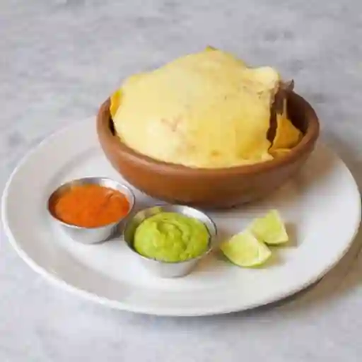 Nachos con frijol y queso