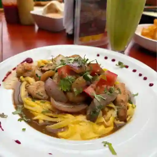 Fetuccini huancaina c saltado mixto carne pollo camaron