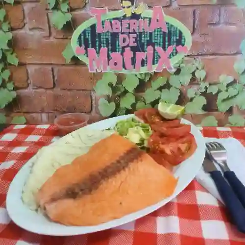 Filete de Salmón a la Mantequilla con Arroz O Puré y Ensalada