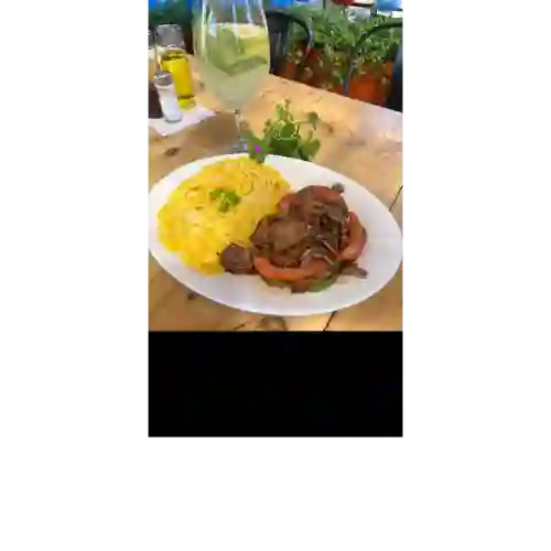 Tallarines a la Huancaina y Lomo Saltado