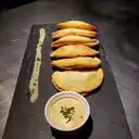 Empanadas de Camaron Queso con Salsa