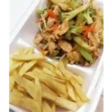 Chapsui de Pollo con Papas Fritas