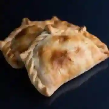 Empanada de Mechada con Queso