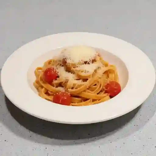Tagliatelle con salsa pomodoro