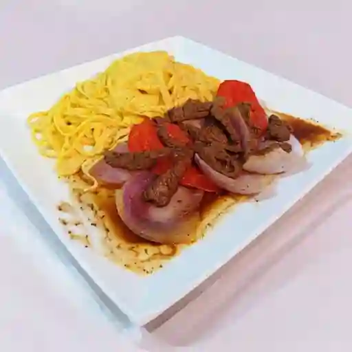 Lomo saltado con spaghetti huancaína