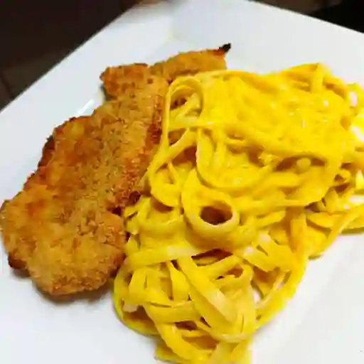 Milanesa de poll con spaghetti huancaína