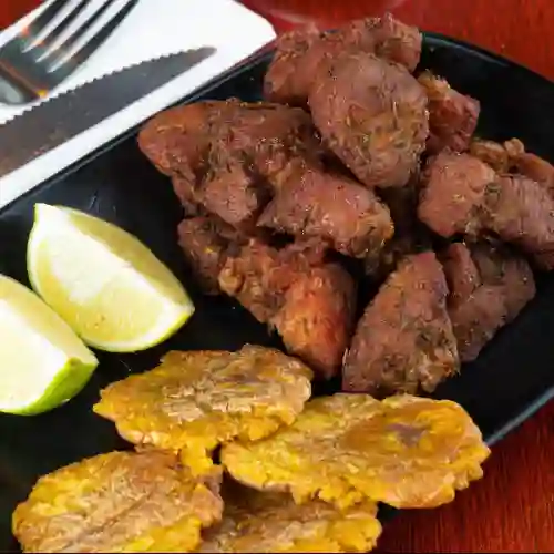 Cochino Frito 220 gr con 4 Tostones