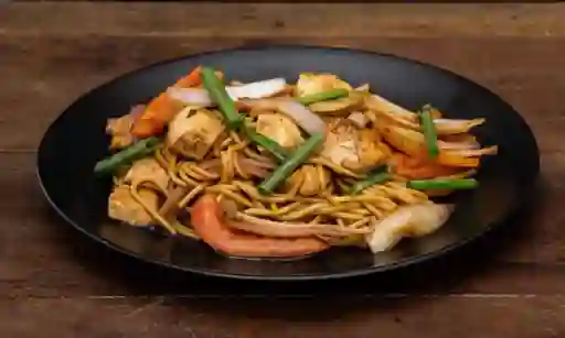 Tallarín saltado con pollo