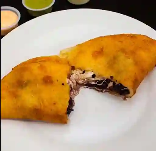 Empanada Caraota y Queso