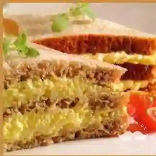Sándwich Mechada y Huevo