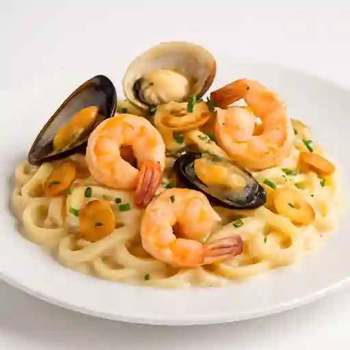 Fetuccini con Mariscos Al Ajillo