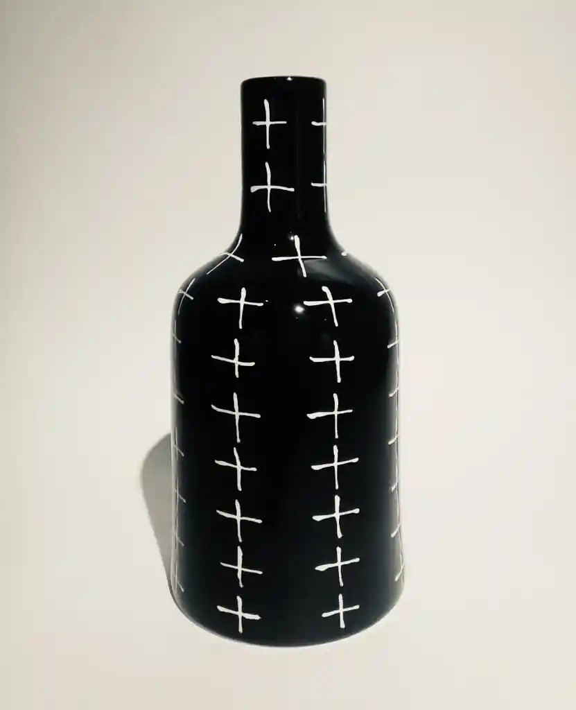 Botella cerámica negra con cruces blancas