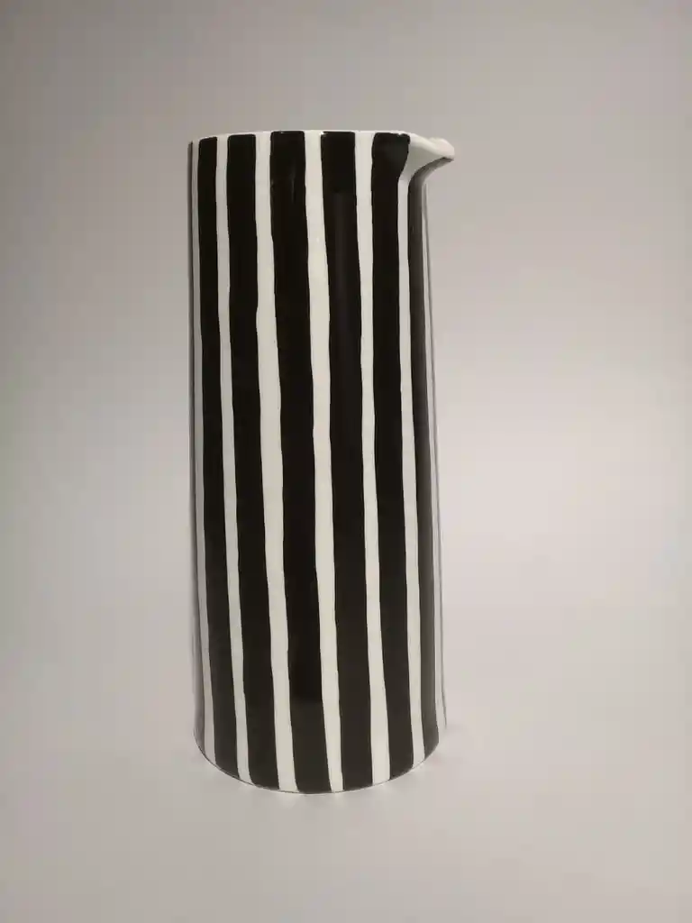 Jarro cerámica blanco y negro alto a rayas