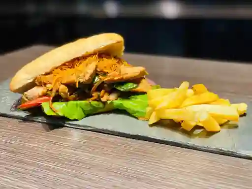 Sándwich Pollo Saltado