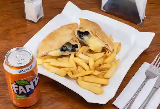 Empanada Aceituna, Queso + Papas fritas + Bebida en lata 350cc