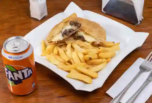 Empanada Carne, Queso + Papas fritas + Bebida en lata 350cc