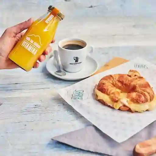 Jugo + Café + Croissant