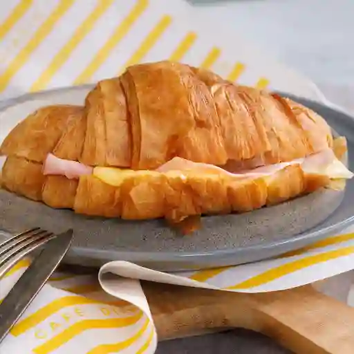 Croissant Con Jamón Y Queso