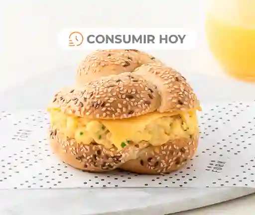 Sándwich Huevo Y Queso Cheddar En Pan De Semillas