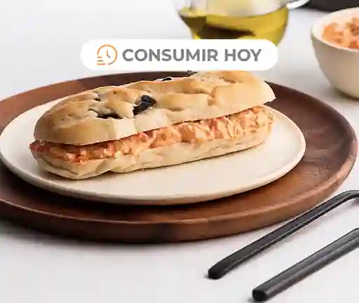 Sándwich Ave Pimentón En Pan De Aceitunas