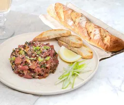 Rápido Y Rico Tártaro De Atún O Salmón Y Baguette Rústico