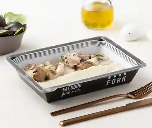 Pollo En Salsa De Champiñones Con Puré De Papas