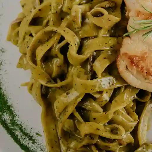 Fetuccini Al Pesto Con Filete De Pollo