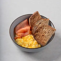 Revueltos Con Salmón Ahumado Y Tostadas