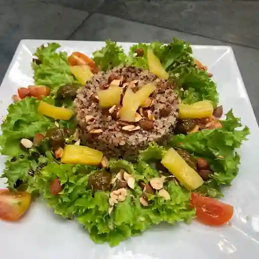 Ensalada Quinoa, Piñas Y Almendras Tost