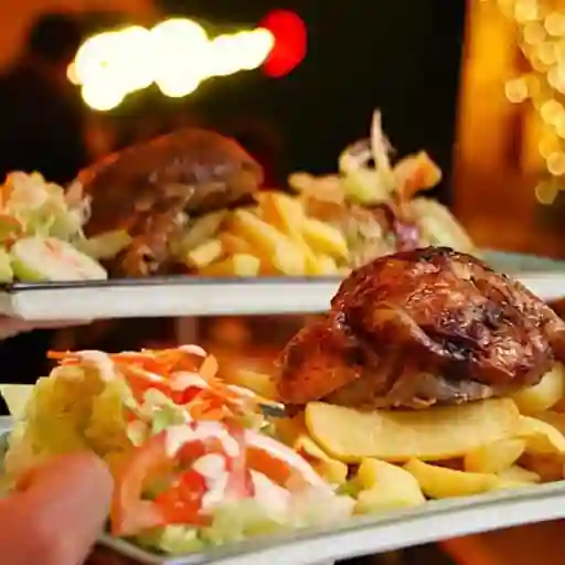  Pollo Sabor Peruano + Papas + Ensalada